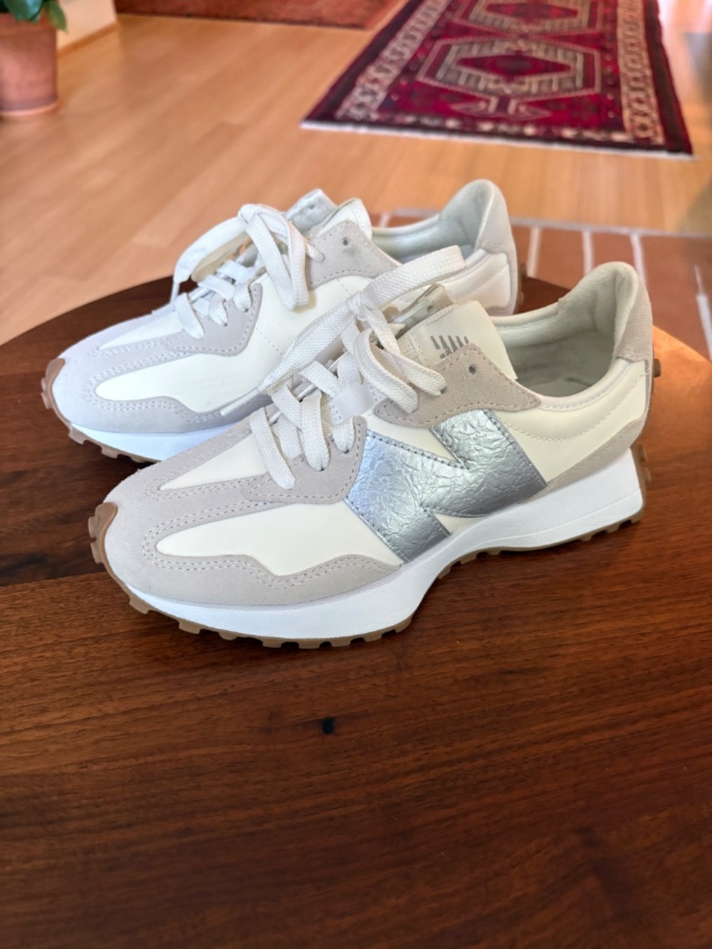 New Balance 327 in Silver NWT in 6.5 - Picture 5 of 9
